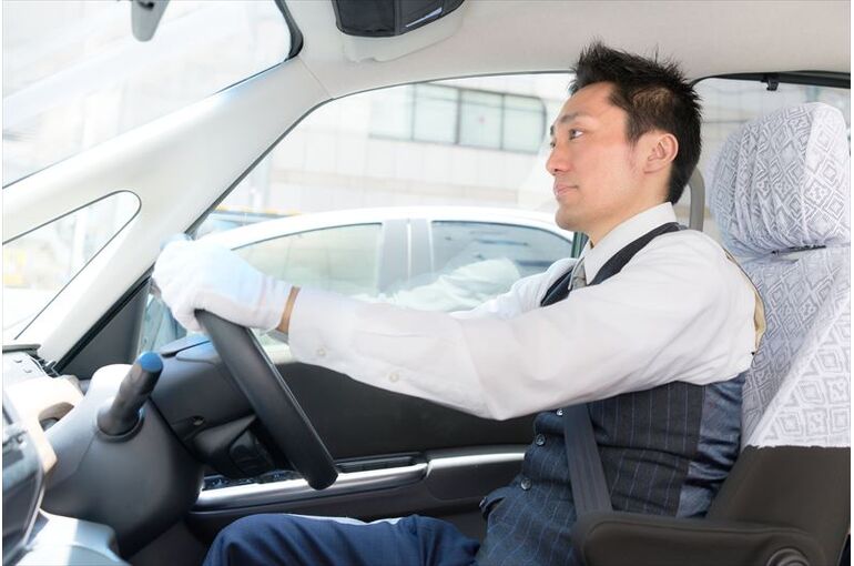 タクシードライバーとして働く際の服装は？